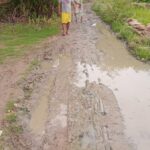 MIRZAPUR : सड़क पर ग्रामीणों का आना-जाना हुआ दुश्वार,आवागमन में हो रही भारी परेशानी l