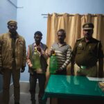 CHN : चन्दौली: 20 लीटर अवैध कच्ची शराब के साथ 3 आरोपी गिरफ्तार, चकरघट्टा पुलिस की कार्रवाई l