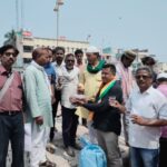 CHN : पीडीडीयू नगर में कांग्रेस कार्यकर्ताओं ने गैस उपभोक्ताओं को पिलाया ठंडा पानी और गुड़ ।