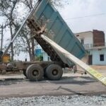 CHN : सड़क निर्माण में लापरवाही: हाइवा ट्रक की चपेट में आया बिजली पोल, बड़ा हादसा टला ।