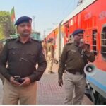 चंदौली:-पंडित दीनदयाल उपाध्याय जंक्शन पर होली पर्व को लेकर सुरक्षा व्यवस्था पूरी तरह सख्त कर दी गई है यात्रियों की बढ़ती भीड़ और संभावित व्यवस्थाओं को ध्यान में रखते हुए जीआरपी और आरपीएफ ने संयुक्त रूप से व्यापक जागरूकता एवं सुरक्षा अभियान शुरू किया।