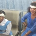 डीडीयू नगर में स्कूल बस की टक्कर से दो छात्राएं घायल।