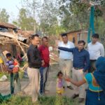 अधिकारियों संग जिलाधिकारी ने किया भ्रमण, पीड़ितों से कुशलक्षेम जाना आपदा राहत हेतु तत्काल कार्यवाही के दिए गए निर्देश ।