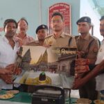 बलुआ थाने में एसपी चंदौली से व्यापारियों का संवाद, सुरक्षा का मिला भरोसा; मोमेंटो देकर किया सम्मानित।