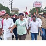शिक्षा मंत्री के इस्तीफे की मांग को लेकर छात्रों ने निकाला पैदल मार्च ।
