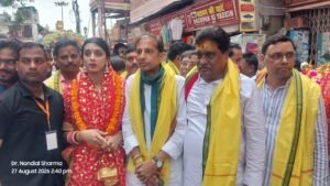 वाराणसी में महामंडलेश्वर स्वामी डॉक्टर लक्ष्मी नारायण त्रिपाठी जी के द्वारा शीतला घाट से जल लेकर काशी विश्वनाथ मंदिर में जलाभिषेक  का कार्यक्रम किया गया जिस अवसर पर प्रमुख समाजसेवी अश्वनी शुक्ला के द्वारा अंगवस्त्र व माल्यार्पण करके  स्वागत किया गया।