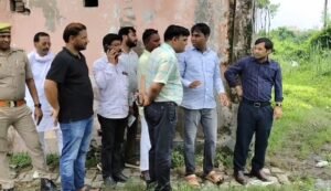 चंदौली: अलीनगर में जलजमाव से परेशान लोगों का प्रदर्शन, डीएम ने किया मौके का निरीक्षण ।