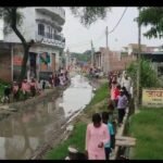 खजुरगांव की मुख्य निकासी सड़क बदहाल, कीचड़-पानी से आवागमन बाधित