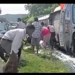मार्कुंडी घाटी में डीजल से भरा टैंकर पलटा, ग्रामीणों में मची डीजल लूटने की होड़