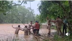 चंद्रप्रभा नदी में अचानक बढ़ा जलस्तर, नहाने गए तीन युवकों को वन पुलिस ने बचाया