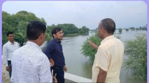 गड़ई नदी के बढ़ते जलस्तर का डीएम ने लिया जायजा, जल निकासी में लापरवाही पर जताई नाराजगी