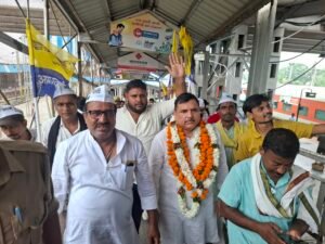 पीडीडीयू जंक्शन पहुंचे AAP सांसद संजय सिंह, कार्यकर्ताओं ने ढोल-नगाड़ों के साथ किया भव्य स्वागत