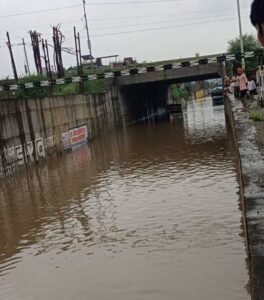 चुनार में NH-35 अंडरपास बना तालाब, 7 घंटे से जलभराव; दोनों तरफ 4-4 किमी लंबा जाम ।