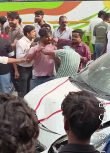 मुंहकुचवा में कार ने बाइक को मारी टक्कर, दो घायल; आक्रोशित लोगों ने चालक की पिटाई की