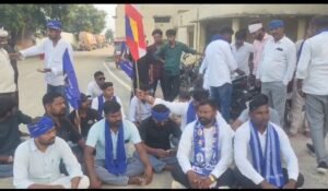 चंद्रशेखर आजाद से कथित दुर्व्यवहार के विरोध में आजाद समाज पार्टी ने किया धरना-प्रदर्शन