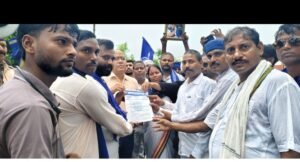 चंद्रशेखर पर पथराव के विरोध में चंदौली में धरना, कानून-व्यवस्था पर उठाए सवाल