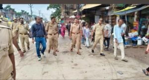 मुगलसराय बाजार में पुलिस की पैदल गश्त, अतिक्रमण हटाकर दुकानदारों को दी चेतावनी