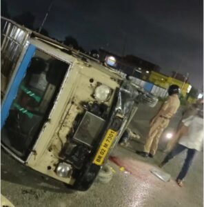 चंदौली: नेशनल हाईवे पर पलटी मैजिक, चालक की मौके पर मौत
