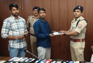 खोए मोबाइल वापस पाकर खिले चेहरे, चन्दौली पुलिस ने लौटाई लोगों की खुशियां ।