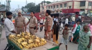 मुगलसराय में सड़क जाम करने वाले ठेला-खुमचा संचालकों पर पुलिस सख्त, थाना अध्यक्ष अर्जुन सिंह ने दी कड़ी चेतावनी
