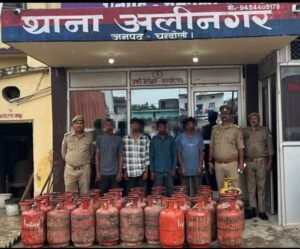 चंदौली में गैस सिलेंडर चोरी करने वाले गिरोह का पर्दाफाश, 30 इंडेन सिलेंडर और टाटा मैजिक बरामद, चार गिरफ्तार